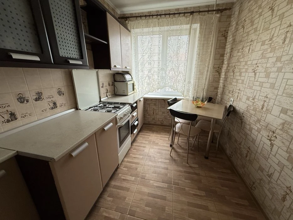 3 кімнатна квартира з ремонтом, технікою та меблями. Невисок