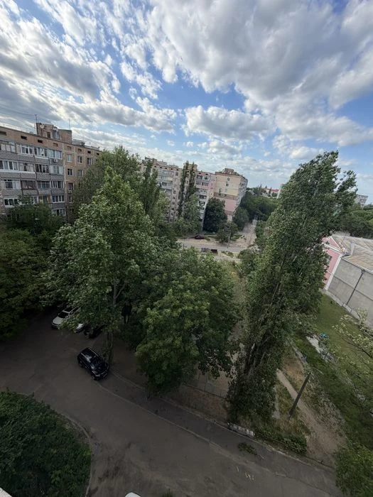 Ціну знижено !! В Продажу 3 к к на Колодязній під ремонт