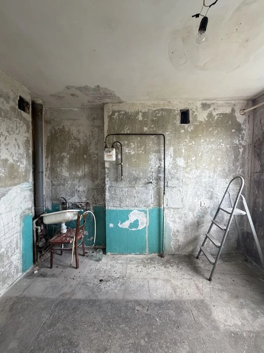 Ціну знижено !! В Продажу 3 к к на Колодязній під ремонт