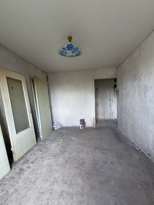 Ціну знижено !! В Продажу 3 к к на Колодязній під ремонт