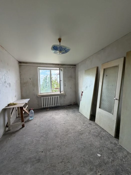Ціну знижено !! В Продажу 3 к к на Колодязній під ремонт