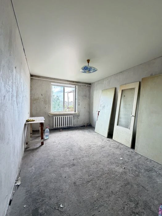 Ціну знижено !! В Продажу 3 к к на Колодязній під ремонт