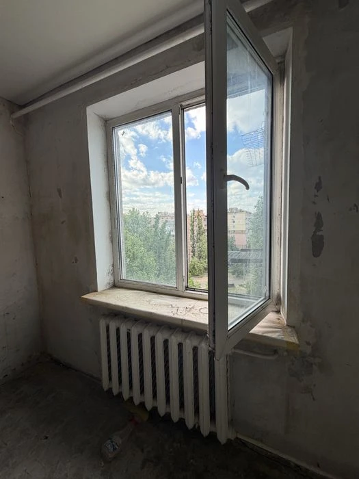 Ціну знижено !! В Продажу 3 к к на Колодязній під ремонт