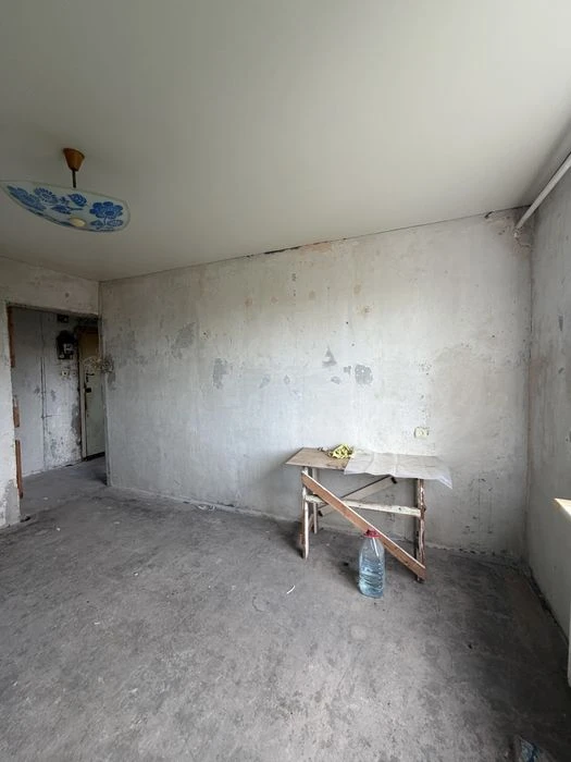 Ціну знижено !! В Продажу 3 к к на Колодязній під ремонт