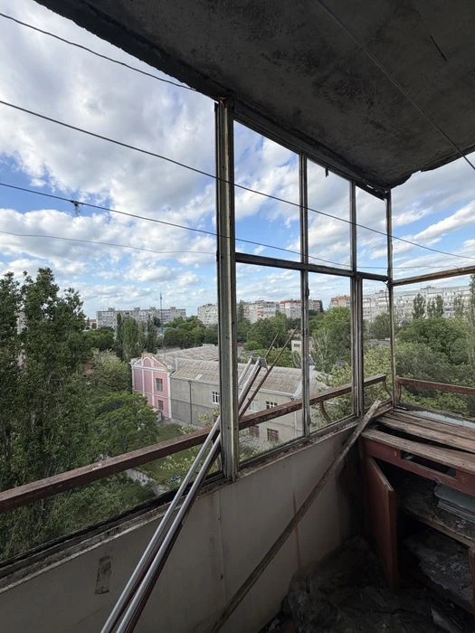 Ціну знижено !! В Продажу 3 к к на Колодязній під ремонт