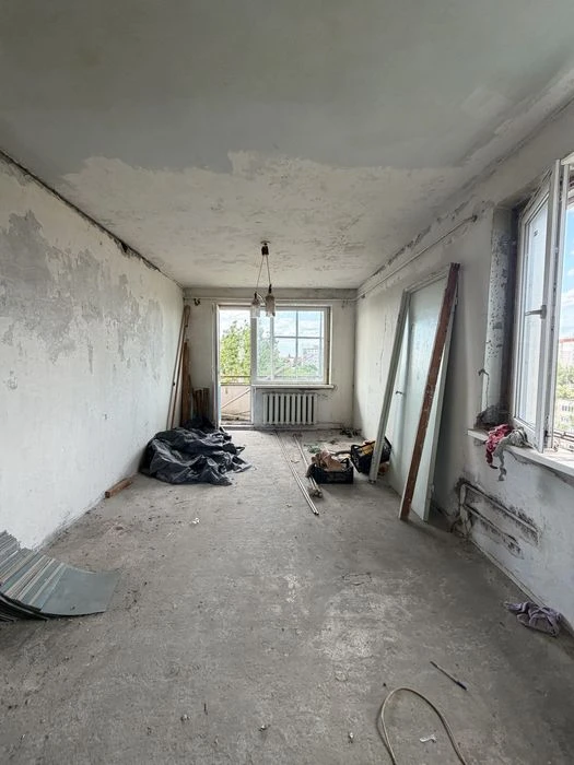 Ціну знижено !! В Продажу 3 к к на Колодязній під ремонт