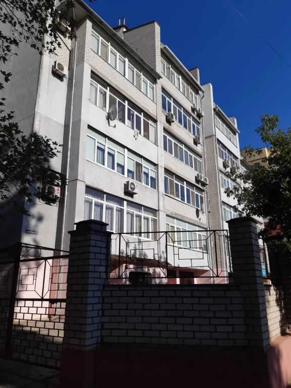 Продам 3-х к/к з гаражем у Центрі