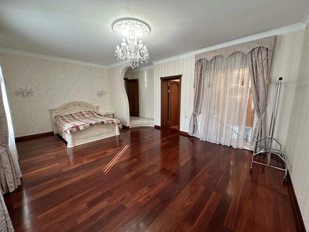 Шикарная квартира на земле в центре г Николаев 150м2