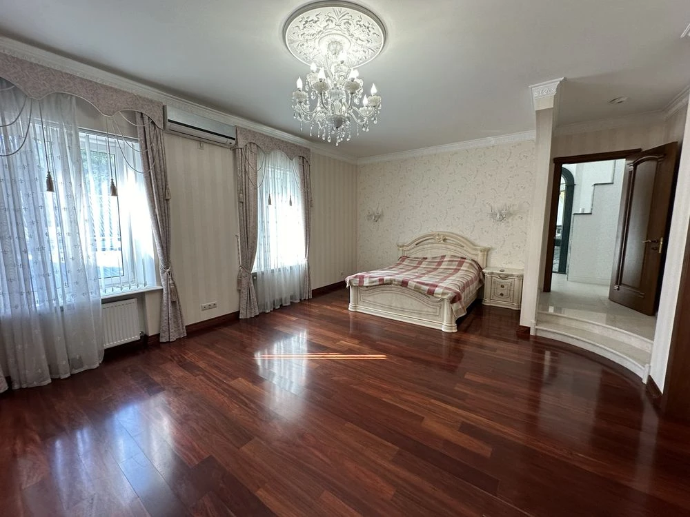 Шикарная квартира на земле в центре г Николаев 150м2