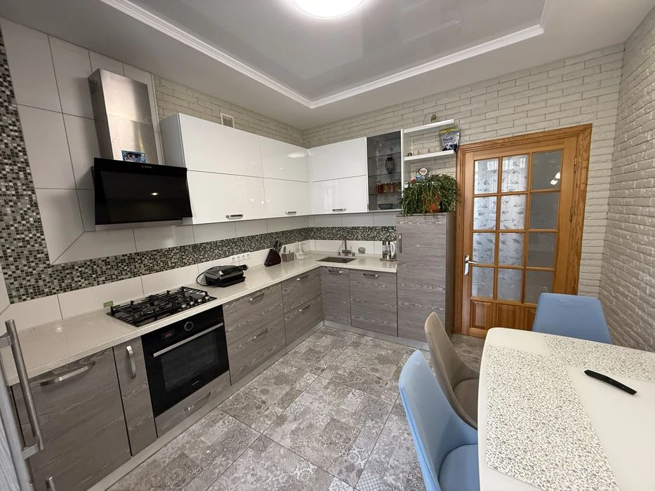 Продажа  2 уровневой квартиры с гаражом р-н Яхт клуба, 8 при