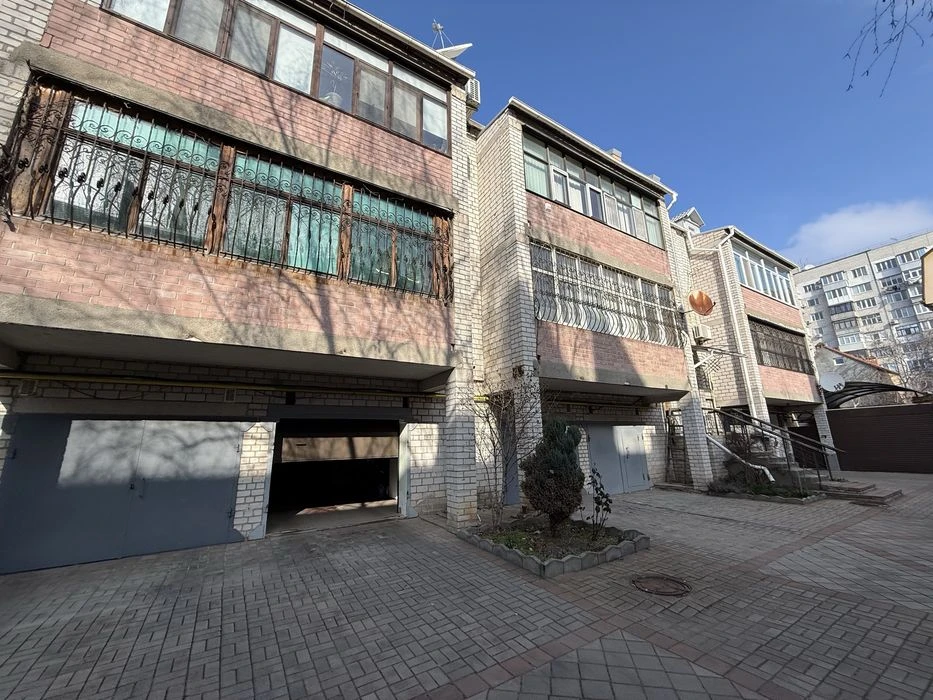 Продажа  2 уровневой квартиры с гаражом р-н Яхт клуба, 8 при