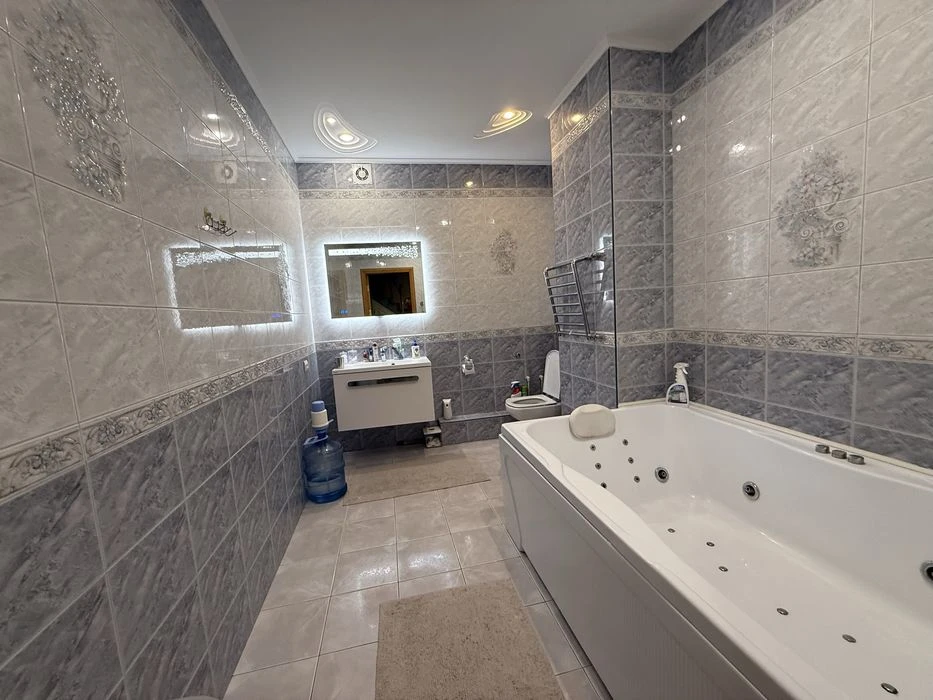 Продажа  2 уровневой квартиры с гаражом р-н Яхт клуба, 8 при