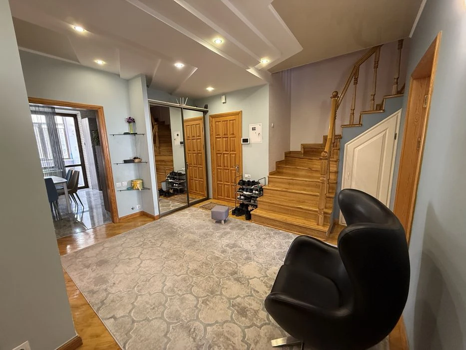 Продажа  2 уровневой квартиры с гаражом р-н Яхт клуба, 8 при