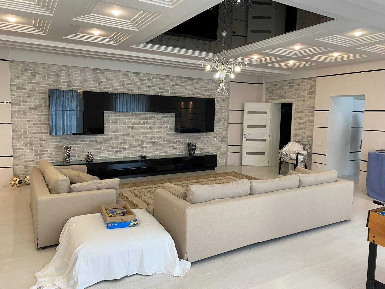 Продаж 3 к.к. в цетрі міста 192 м.кв. Без комісії.