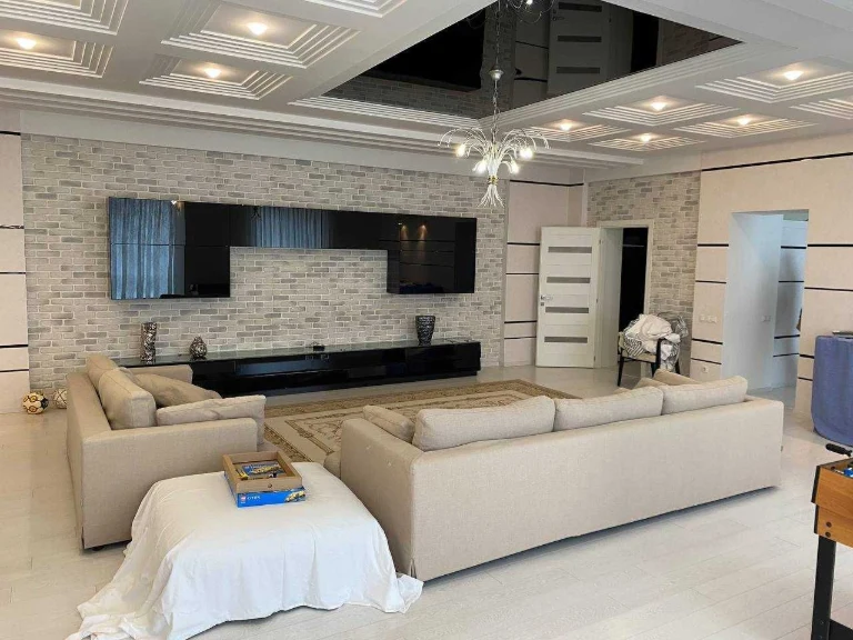 Продаж 3 к.к. в цетрі міста 192 м.кв. Без комісії.
