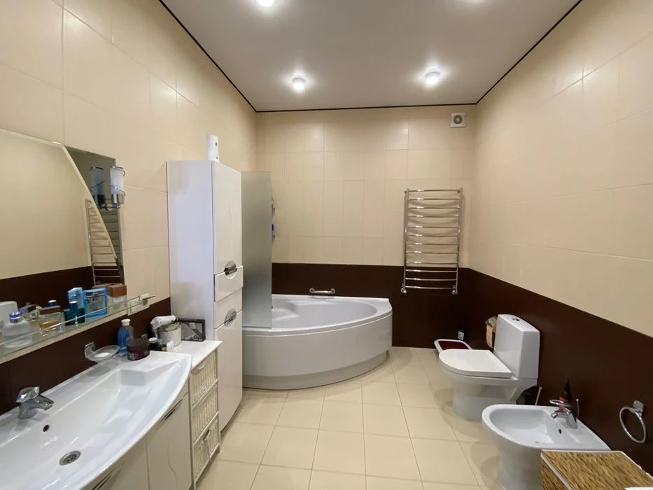 Продаж 2к квартири в новобудові в центрі, своє паркомісце (л