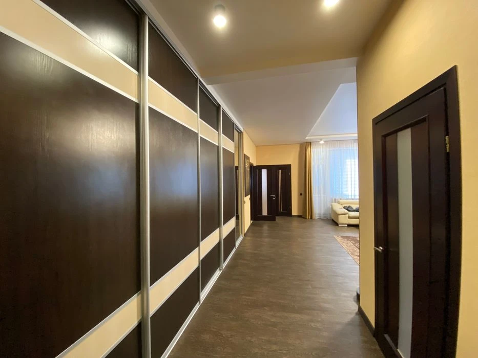 Продаж 2к квартири в новобудові в центрі, своє паркомісце (л