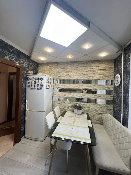 В продажу 4 к к на вул. Південній з євроремонтом ( сертифіка