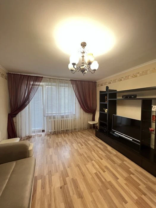 В продажу 4 к к на вул. Південній з євроремонтом ( сертифіка