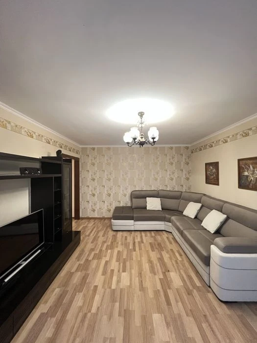 В продажу 4 к к на вул. Південній з євроремонтом ( сертифіка
