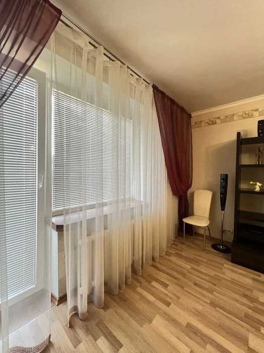 В продажу 4 к к на вул. Південній з євроремонтом ( сертифіка
