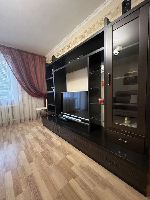В продажу 4 к к на вул. Південній з євроремонтом ( сертифіка