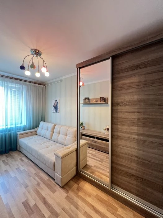 В продажу 4 к к на вул. Південній з євроремонтом ( сертифіка