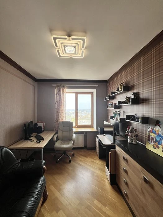 В Продажу 5 к к в Центрі в Новобудові з євроремонтом
