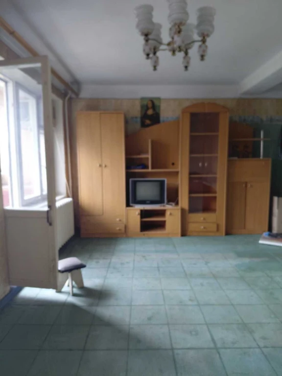+Продам 2 ком. квартиру Школьная под ремонт 18000 дол.