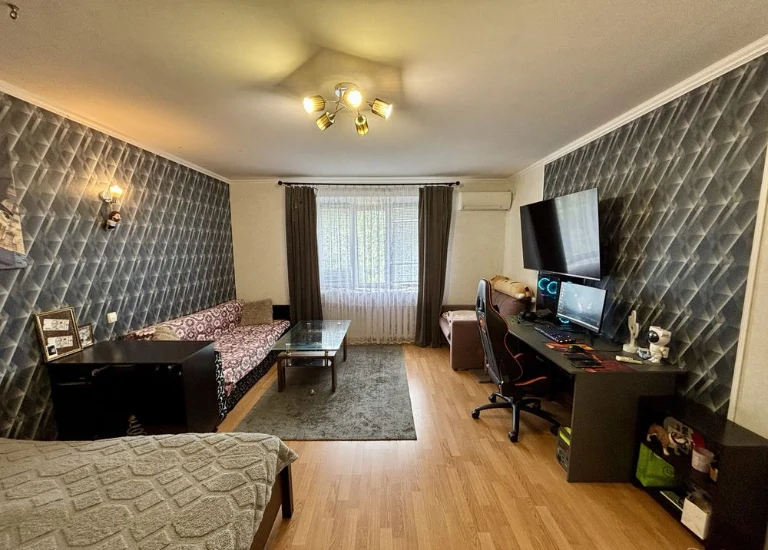 Простора 1-к квартира 50 м² (можна в 2-к), вул. Олександра Б
