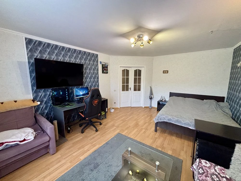 Простора 1-к квартира 50 м² (можна в 2-к), вул. Олександра Б