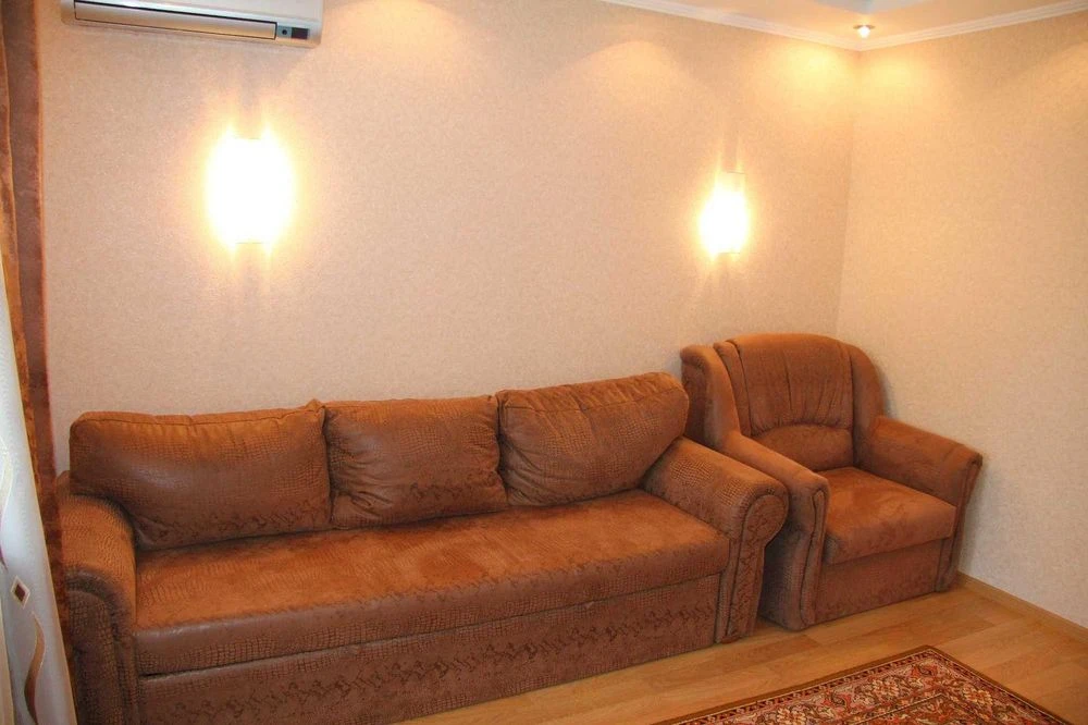 Продаж 2-к квартири у цегляному будинку (3 поверх, меблі + т
