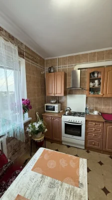 Продам затишну простору квартиру покращеного планування по к