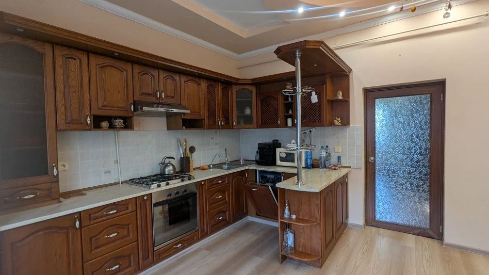 Продаж 3- кімн квартири з двориком. Газ!