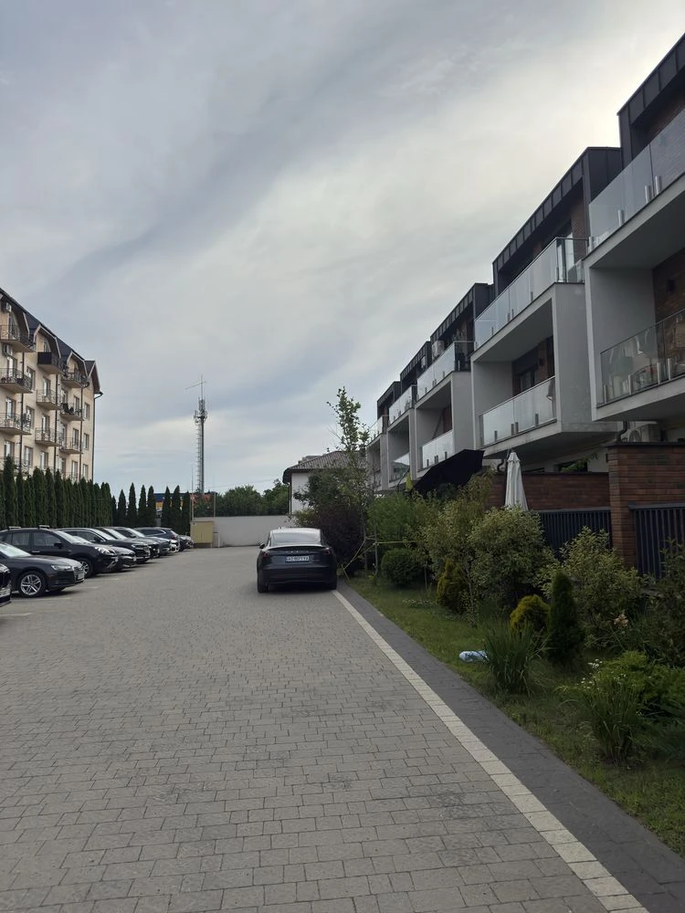 Боздош. 2-х кімнатна з паркомісцем. Закритий двір