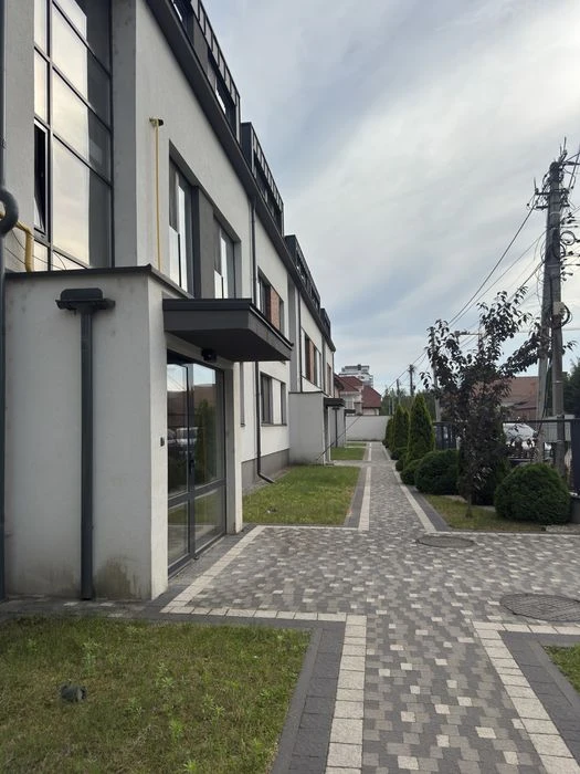 Продаж. Боздош. 2-х кімнатна з паркомісцем. Закритий двір.