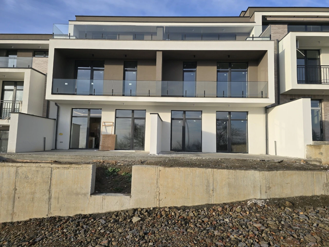 ПРОДАЖ 3-км. КВАРТИРИ 105,8 м² – 1 поверх / тераса / клумба