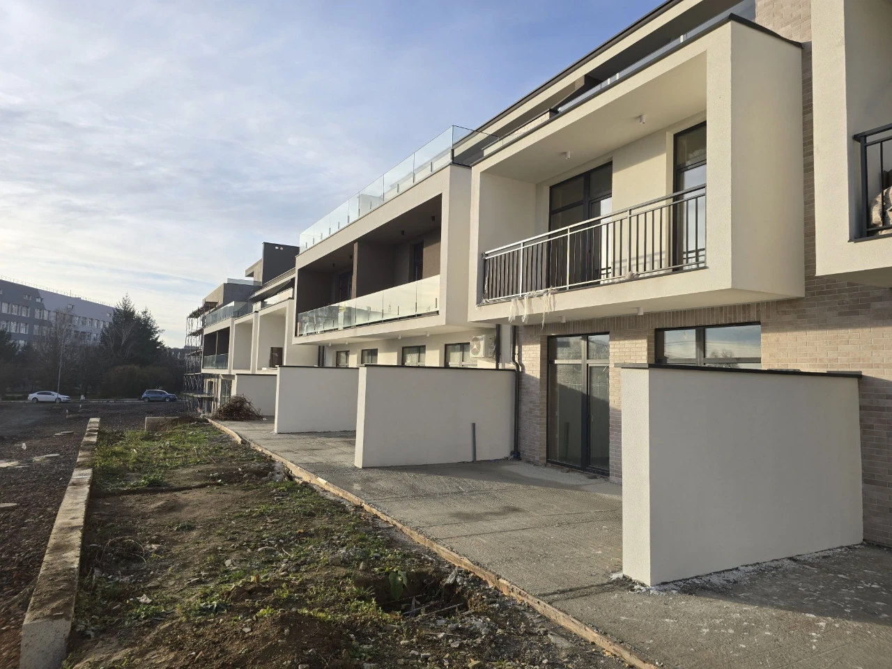 ПРОДАЖ 3-км. КВАРТИРИ 105,8 м² – 1 поверх / тераса / клумба