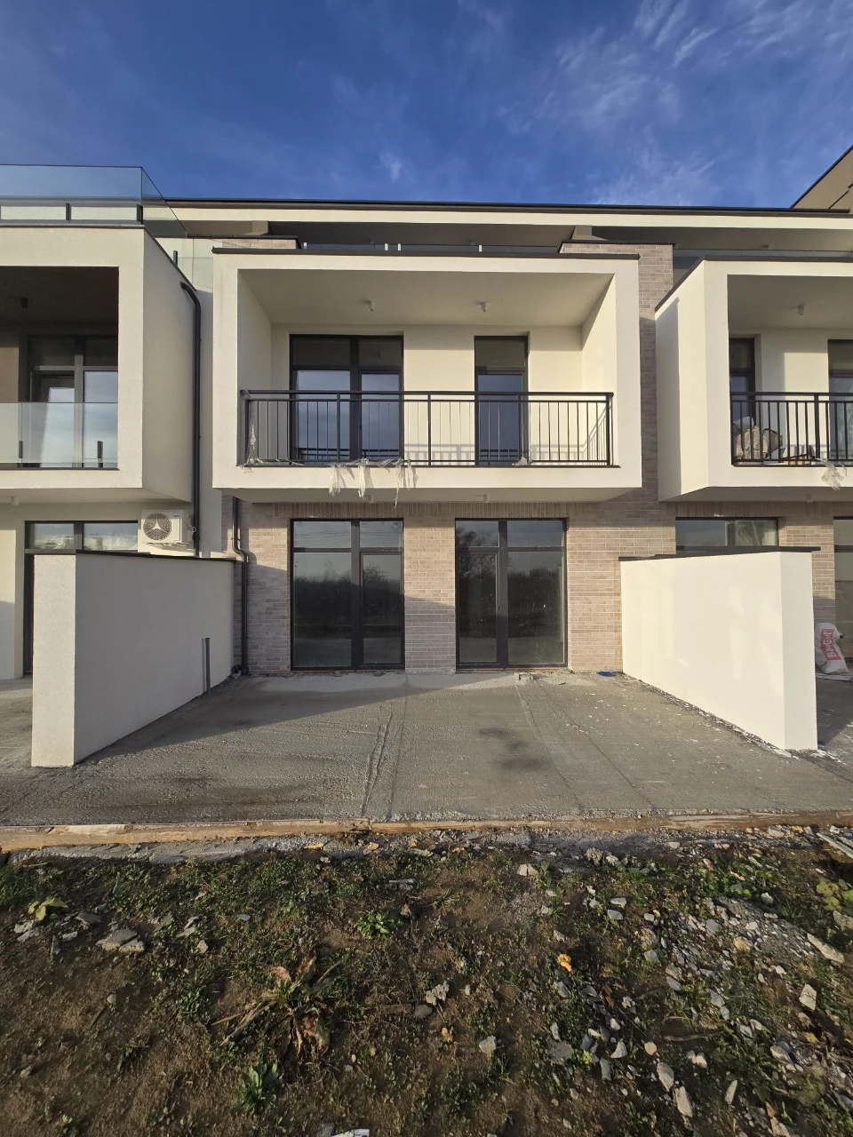 ПРОДАЖ 3-км. КВАРТИРИ 105,8 м² – 1 поверх / тераса / клумба