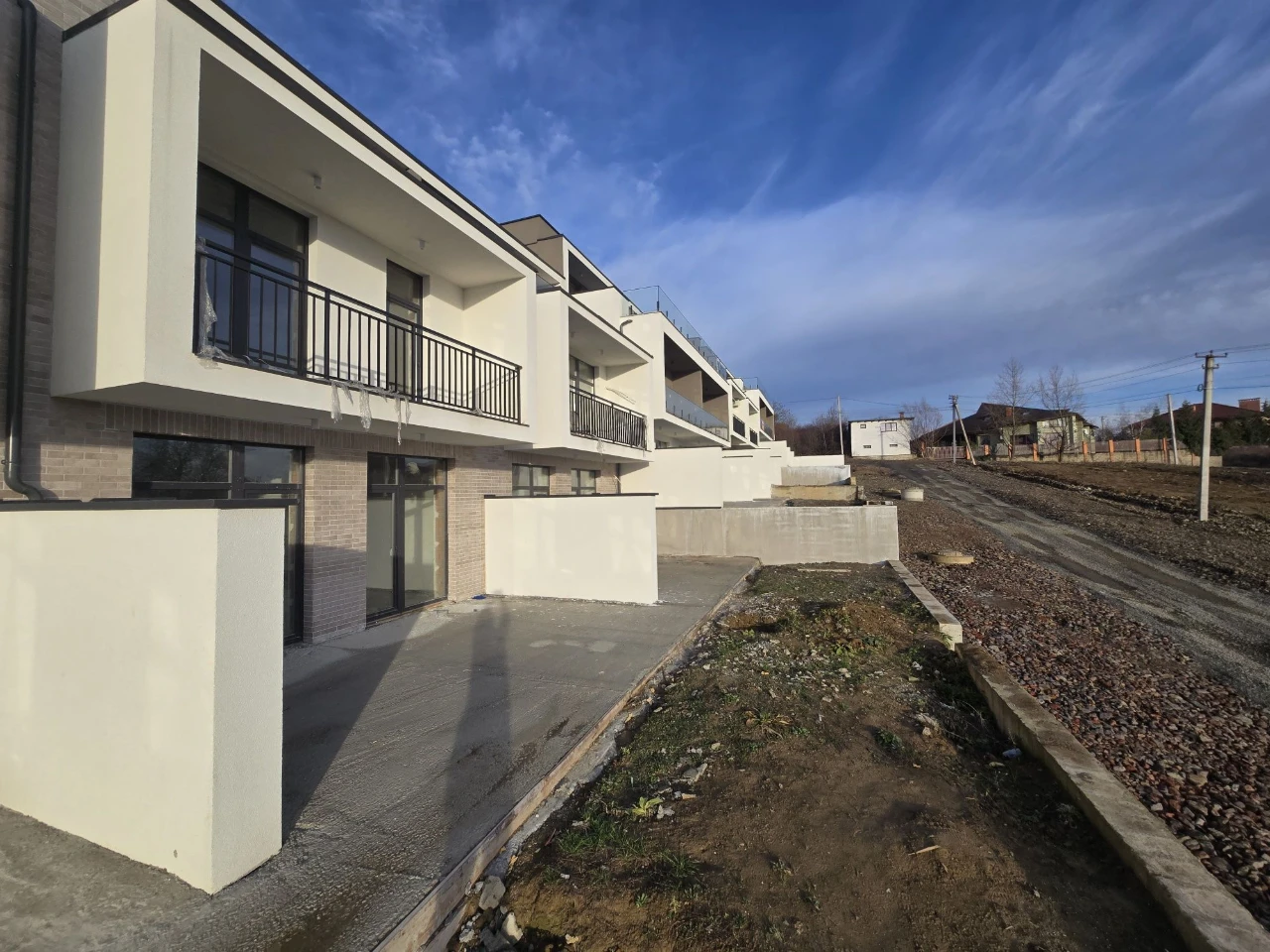 ПРОДАЖ 3-км. КВАРТИРИ 105,8 м² – 1 поверх / тераса / клумба