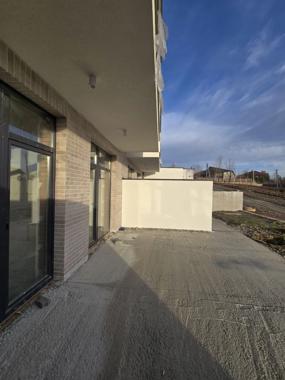 ПРОДАЖ 3-км. КВАРТИРИ 105,8 м² – 1 поверх / тераса / клумба