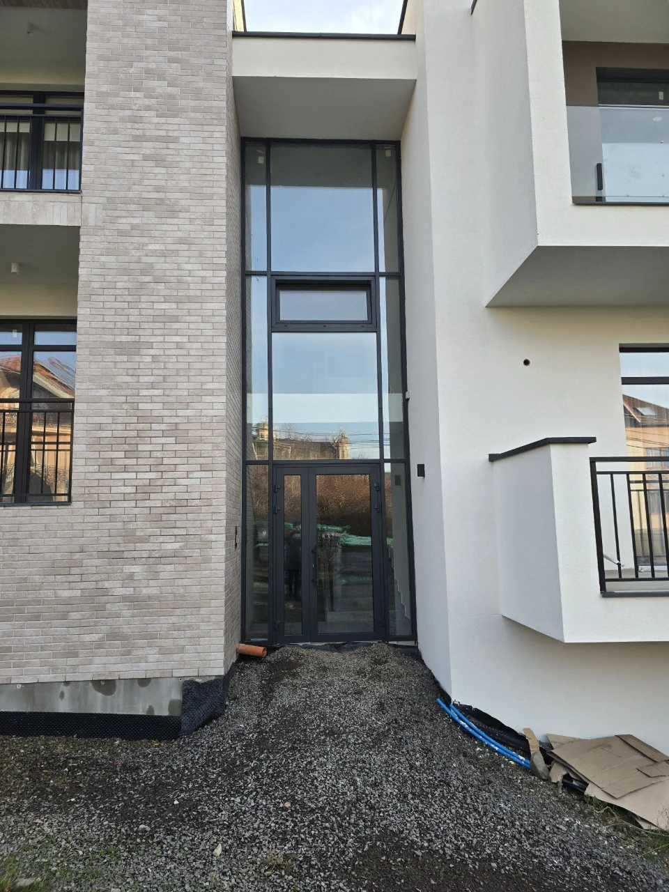 ПРОДАЖ 3-км. КВАРТИРИ 105,8 м² – 1 поверх / тераса / клумба