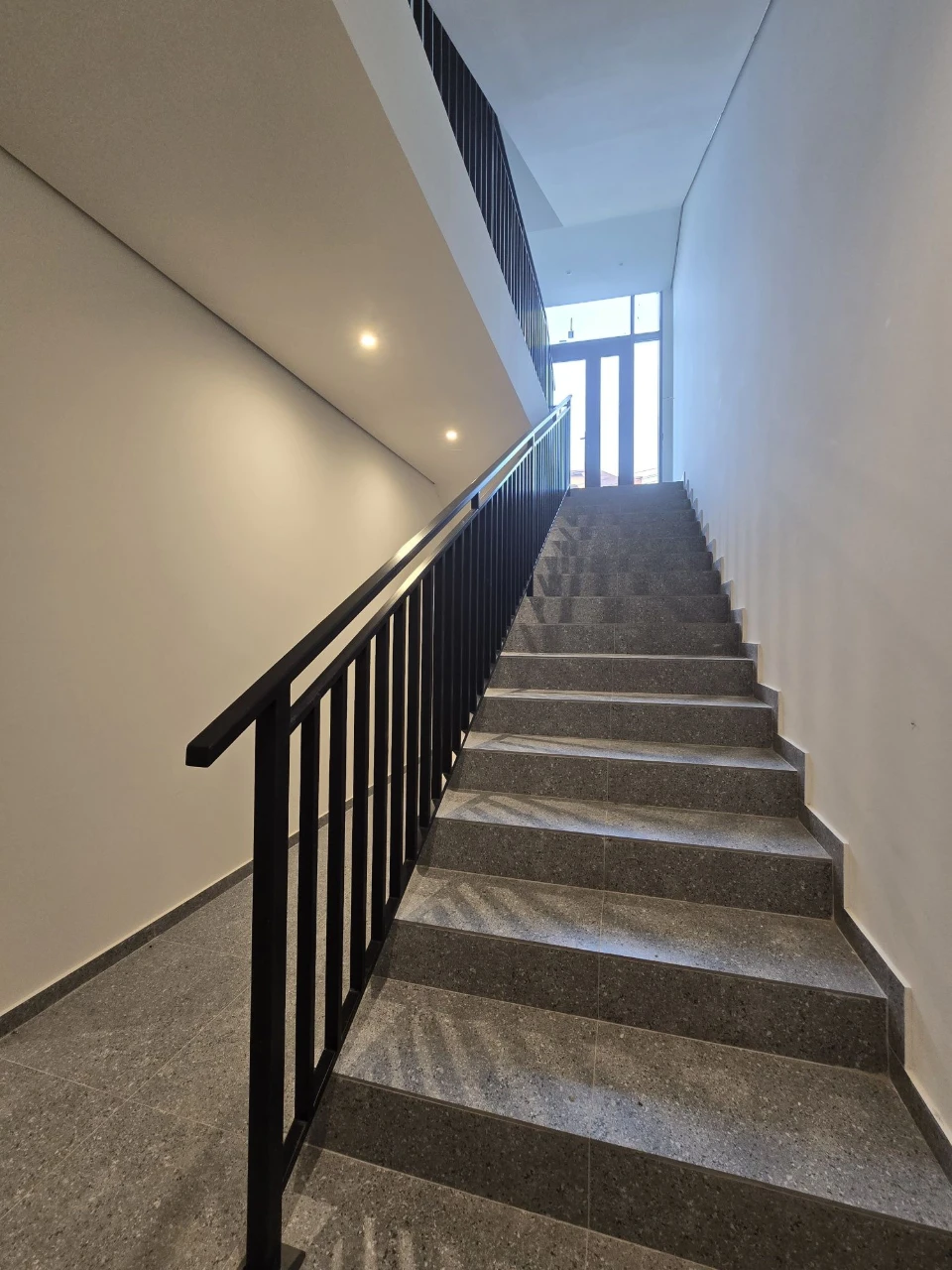 ПРОДАЖ 3-км. КВАРТИРИ 105,8 м² – 1 поверх / тераса / клумба