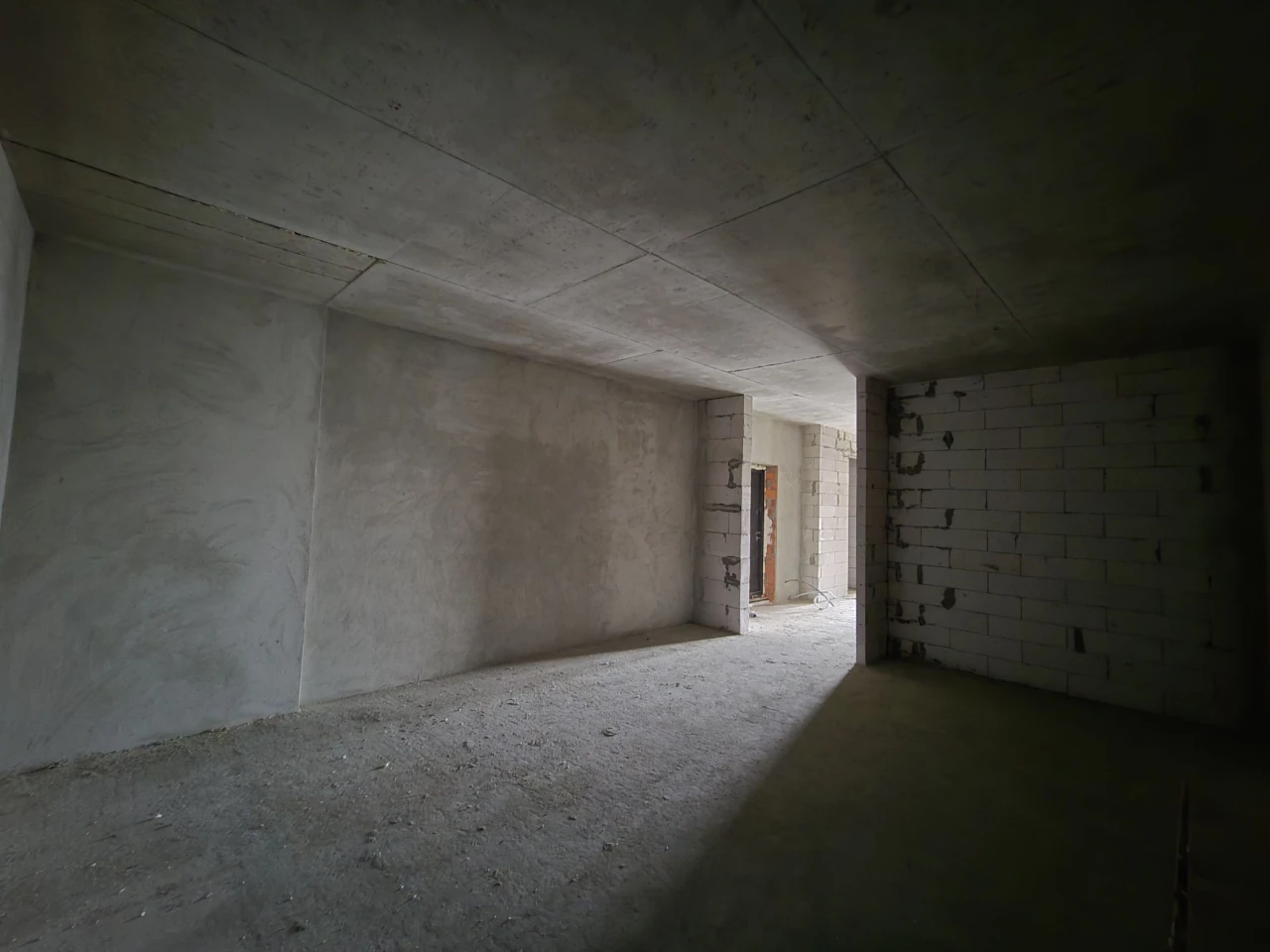 ПРОДАЖ 3-км. КВАРТИРИ 105,8 м² – 1 поверх / тераса / клумба