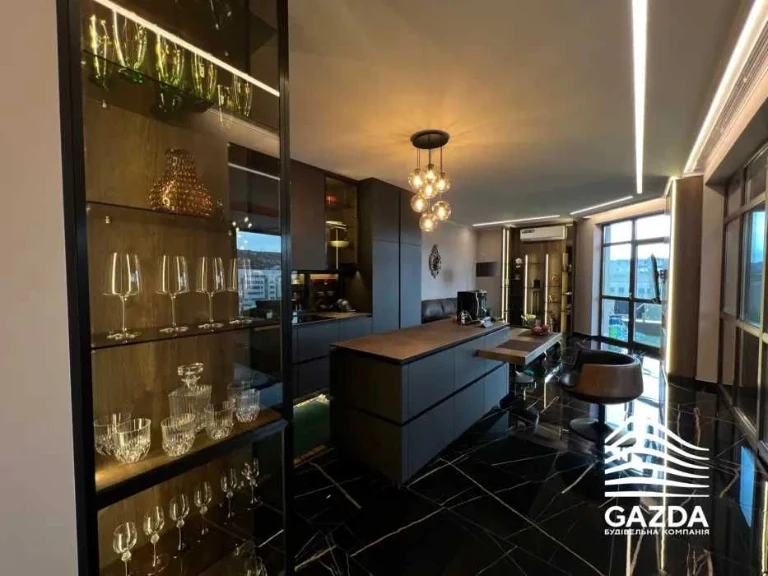 3-кімнатна квартира 103,5 м² з ремонтом панорамною терасою в