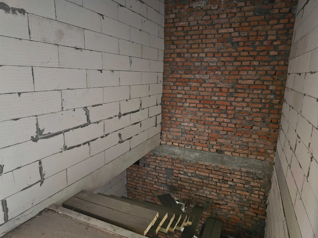 Велика квартира з індивідуальним газовим опаленням та власни