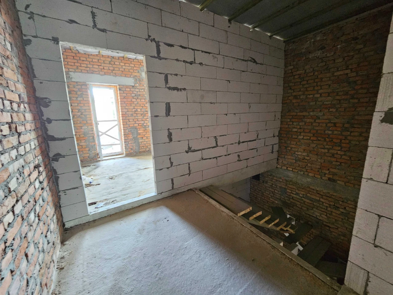 Велика квартира з індивідуальним газовим опаленням та власни