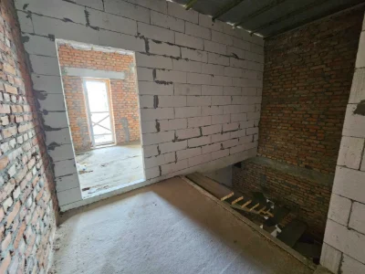 Велика квартира з індивідуальним газовим опаленням та власни