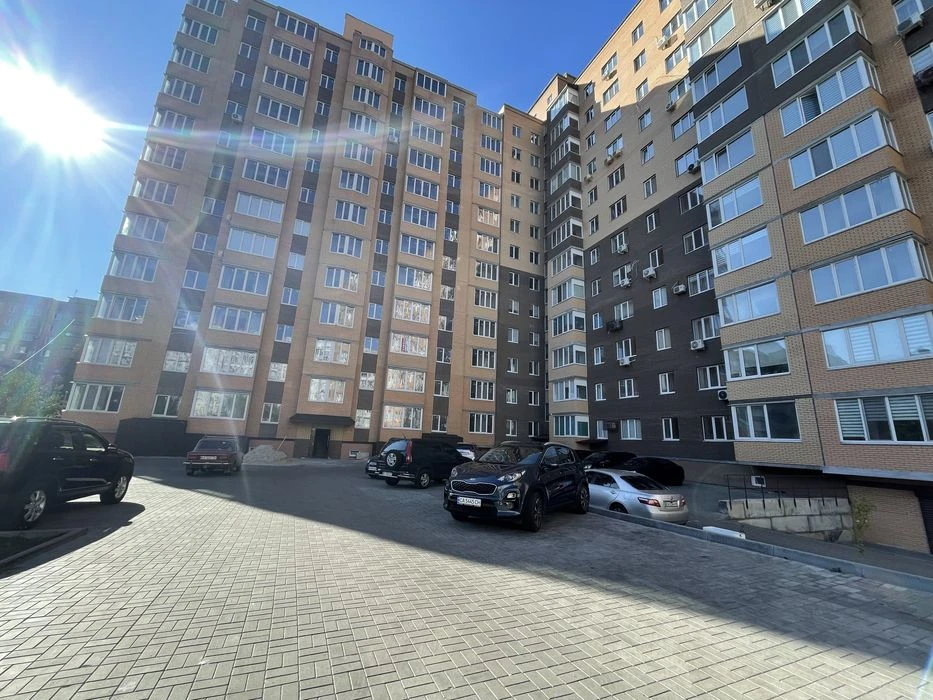 Простора 3-кімнатна