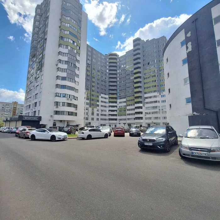 Продається простора 3 кім. кв. вул.Грушевського 110, з дизай